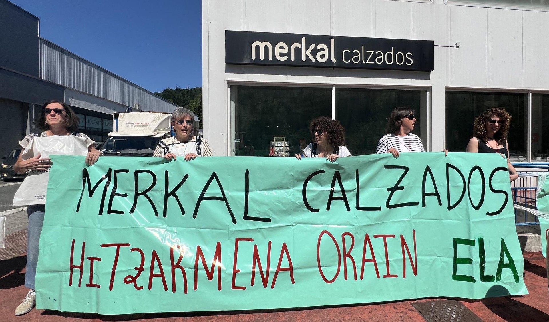 Elkarretaratzea egin dute Merkal dendako langileek