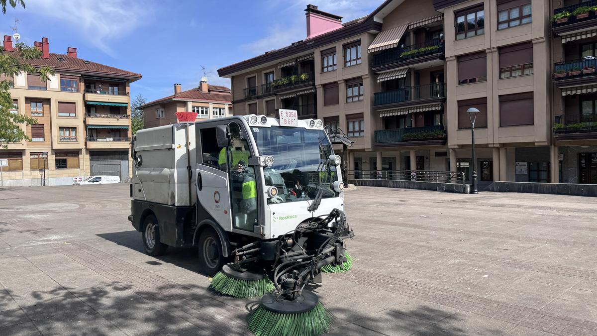 Greba mugagabea hasi dute Oñatiko kale-garbitzaileek