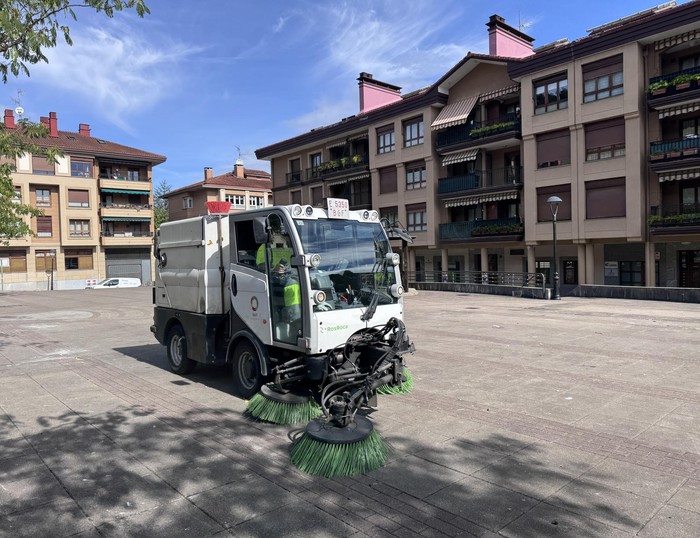 Greba mugagabea hasi dute Oñatiko kale-garbitzaileek