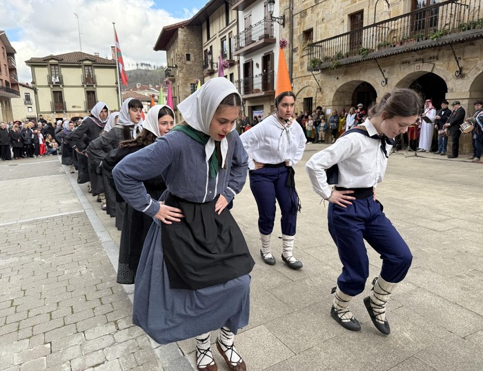 Aratusteetako zapatua dantza eta musikaz betetakoa izango da