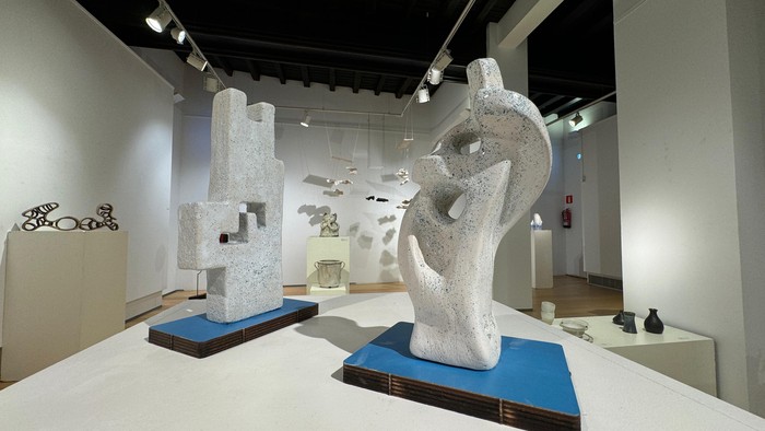 Buztinezko lanen erakusketa irekiko dute egubakoitzean, Aroztegi aretoan