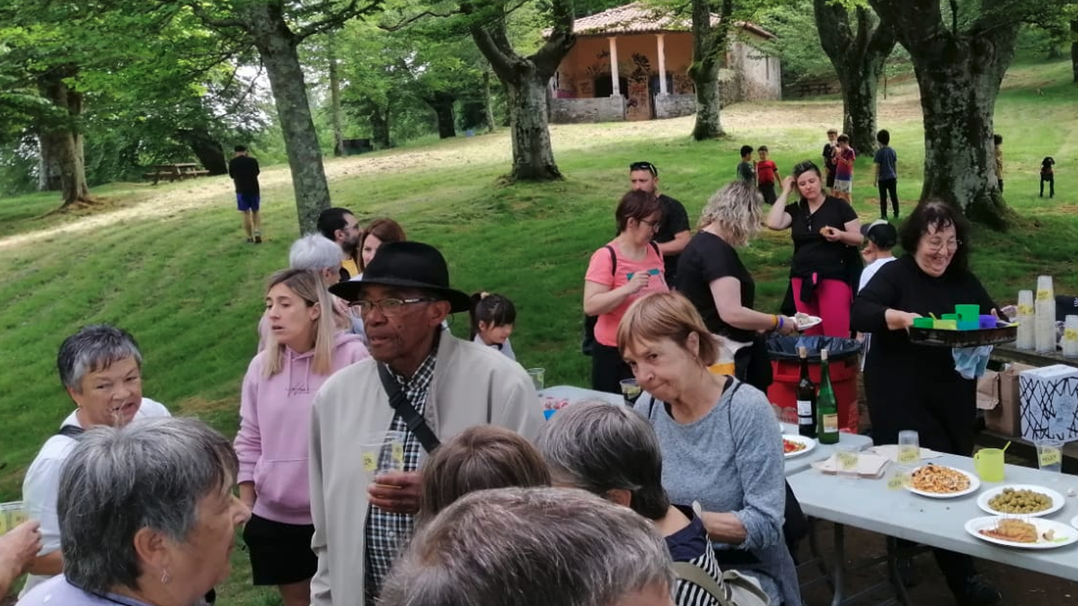 Hamaiketakoa, euskal dantzak eta erromeria izango dira Asentzion domekan