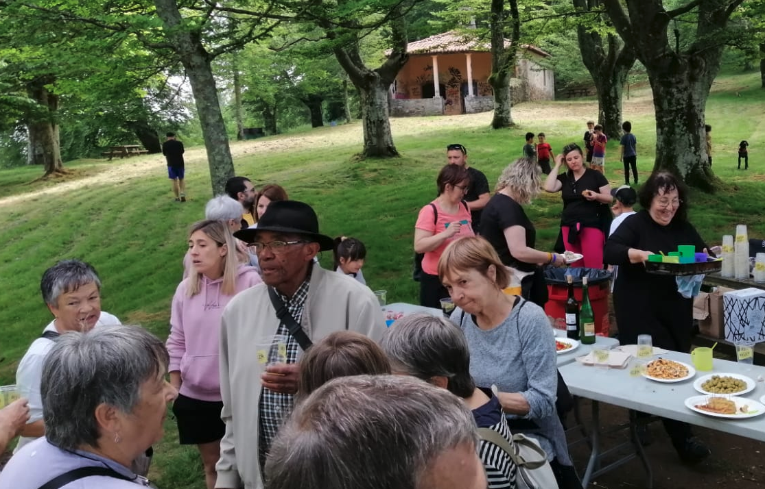 Hamaiketakoa, euskal dantzak eta erromeria izango dira Asentzion domekan