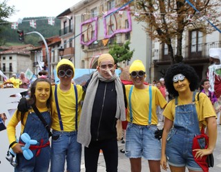 Eguenerako mozorroak prestatzen dihardute elgetarrek; 'telebista' da gaia