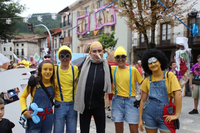 Eguenerako mozorroak prestatzen dihardute elgetarrek; 'telebista' da gaia