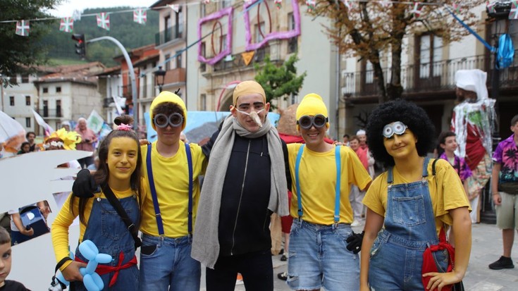 Eguenerako mozorroak prestatzen dihardute elgetarrek; 'telebista' da gaia