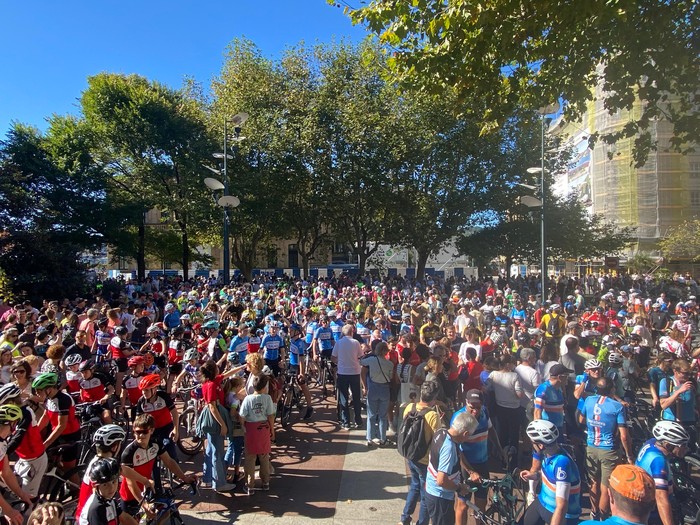 Gipuzkoako txirrindularitzaren aldeko manifestazio jendetsua egin dute Donostian