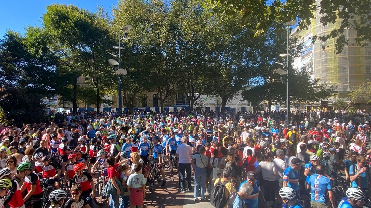 Gipuzkoako txirrindularitzaren aldeko manifestazio jendetsua egin dute Donostian