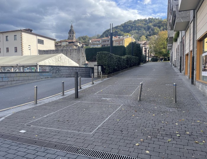 Novedadeseko etxebizitzetako garajeetarako sarrera berraztertzeko eskatu du EAJk