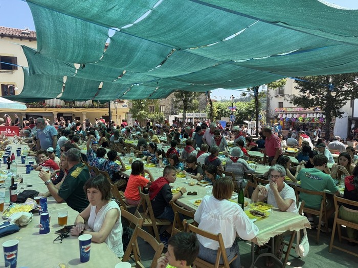 Elgetarrak mahaiaren bueltan jan eta edanean
