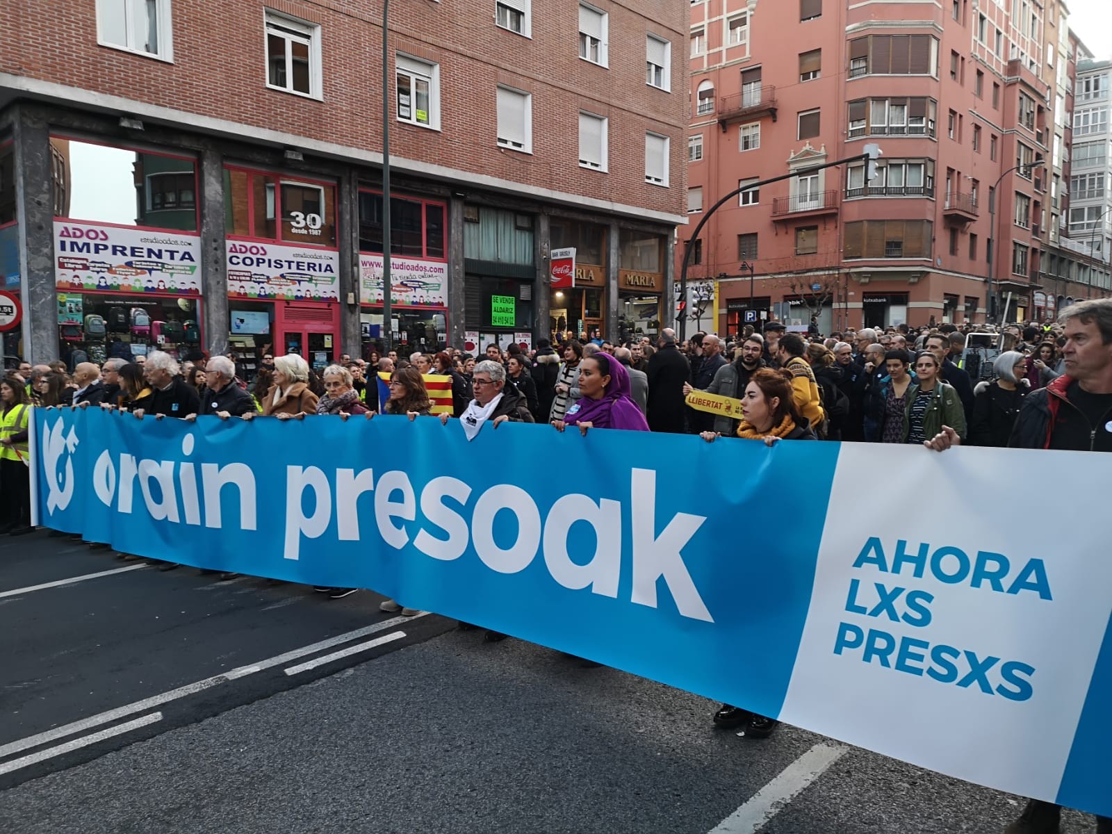 Euskal presoen eskubideen aldeko aldarriak milaka lagun batu ditu beste behin Baionan eta Bilbon