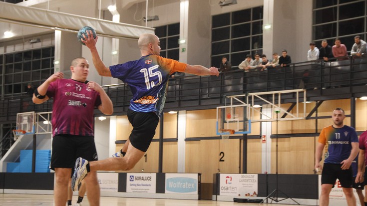 Etxean geratu da bergararren eta arrasatearren arteko gizonezkoen eskubaloi derbia