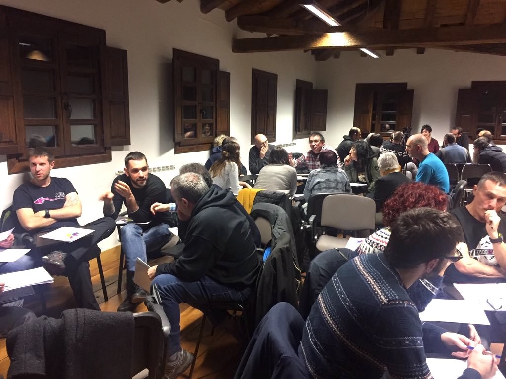 Euskal Herria "lozorrotik ateratzeko eta indarrak batzeko" beharraz aritu dira Eskola Herritarrean