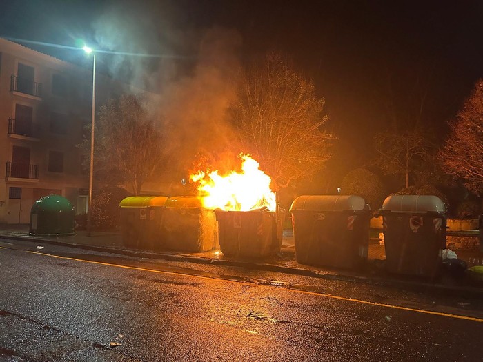 Bost edukiontzi erre dituzte goizaldean Aretxabaletan