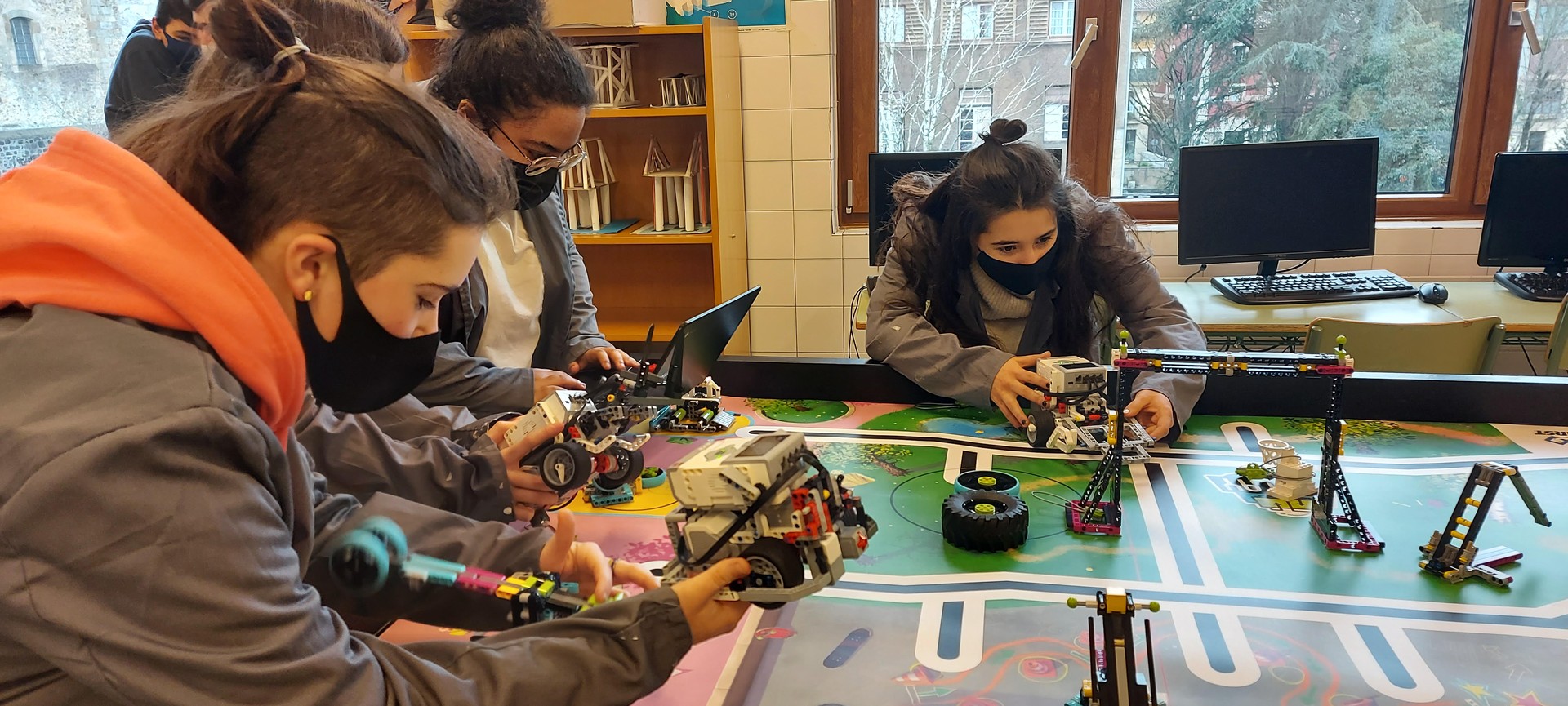 'First Lego League Challenge' lehiaketan izango dira Oñatiko institutuko ikasleak maiatzaren 8an