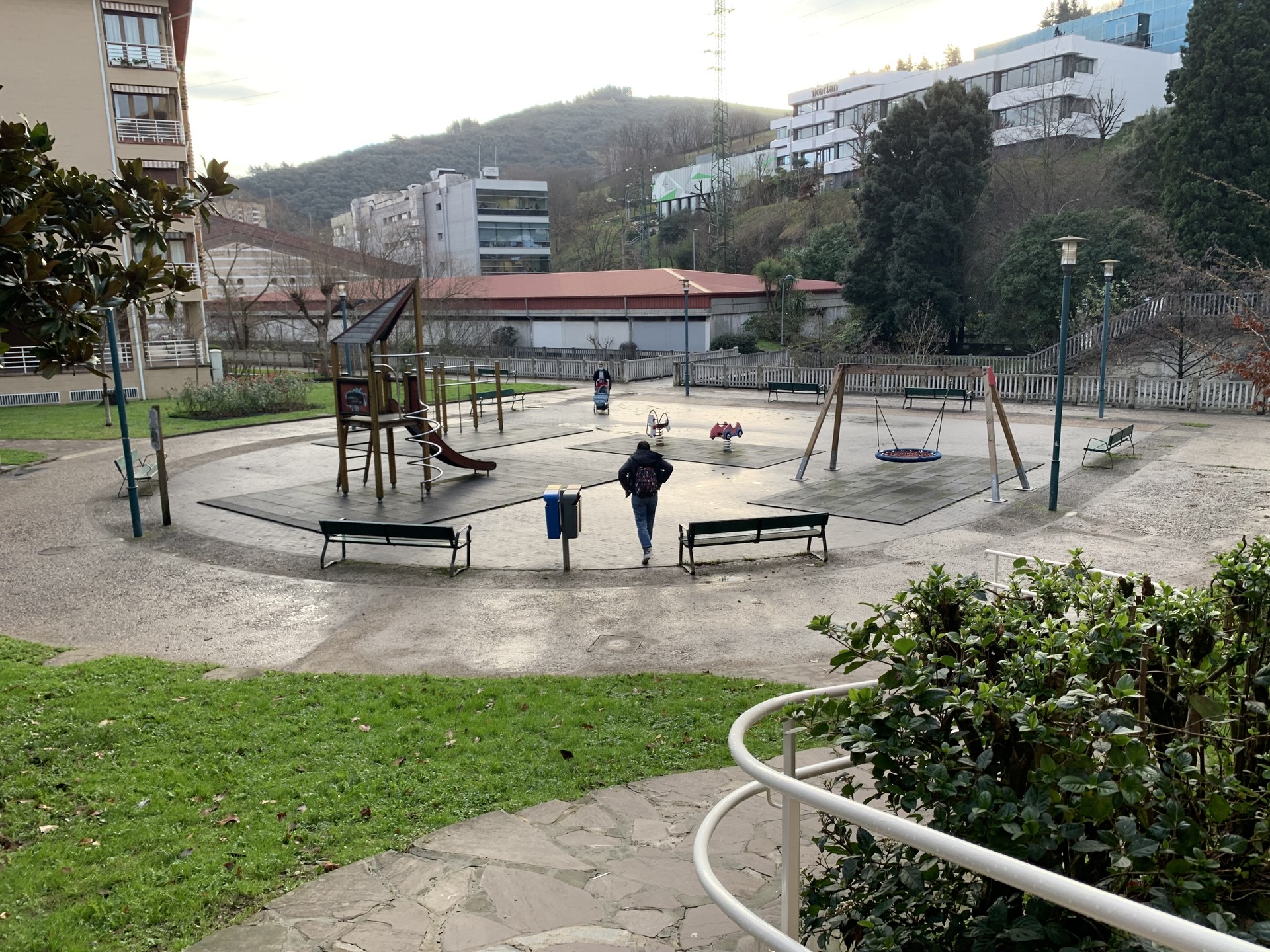 Uribe auzoko eta Legarra plazako parkeak berritzeko prozesua martxan da
