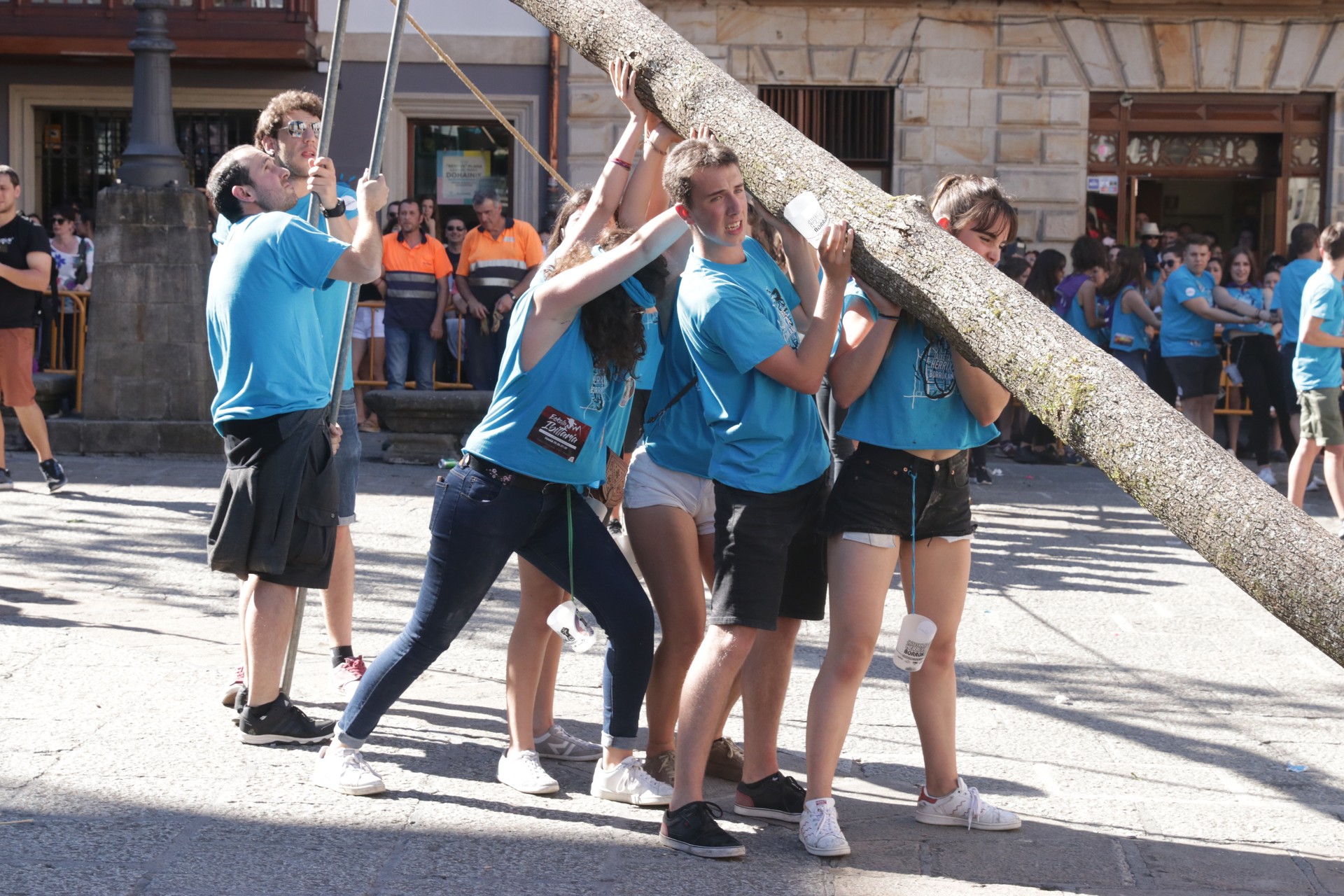 Morez jantziko da plaza makalaren igoerarako