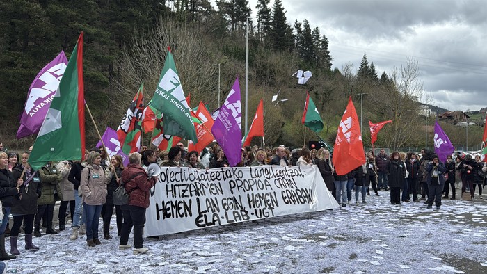 EAEko kolektibitateen sektorerako hitzarmen propioa eskatzeko mobilizazioa egin dute Ausolan aurrean