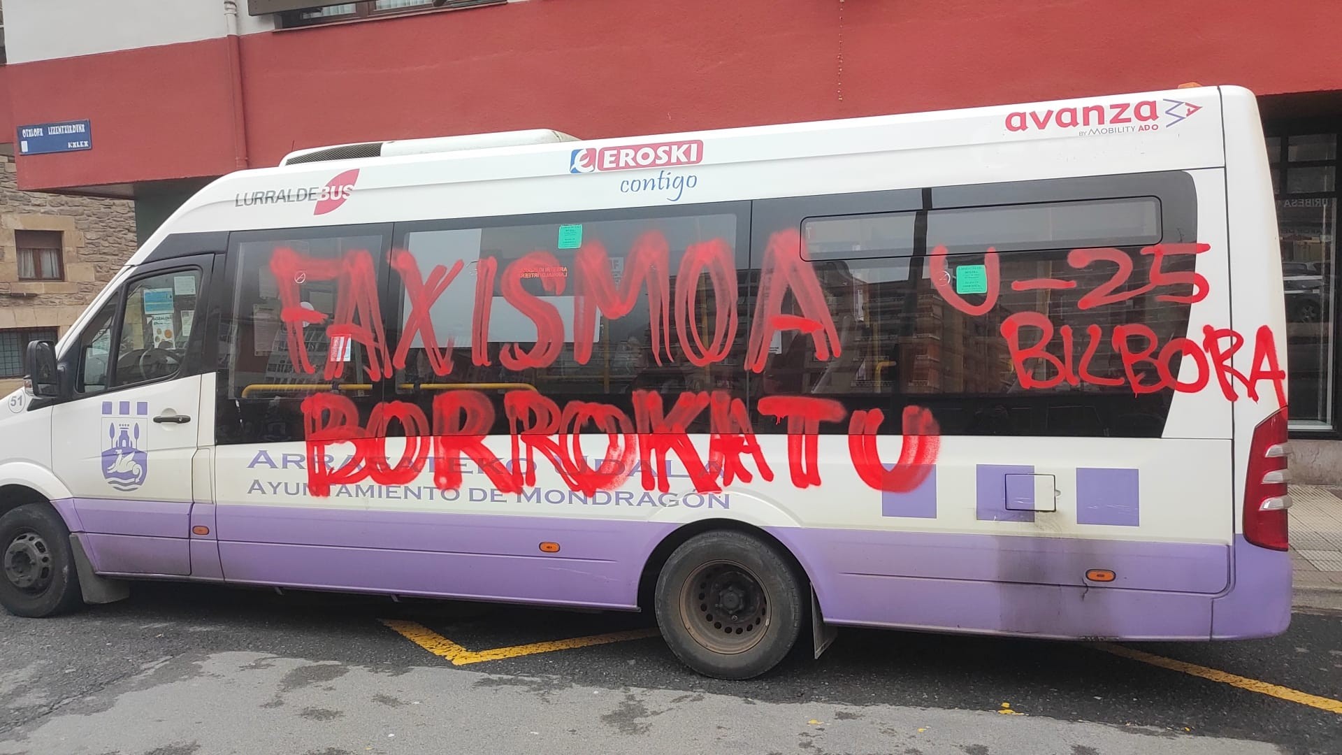 Herribusean pintaketak egin izana deitoratu du Udalak