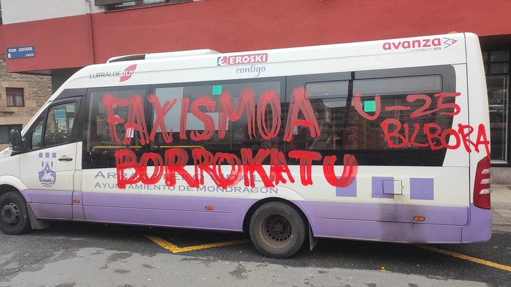 Herribusean pintaketak egin izana deitoratu du Udalak