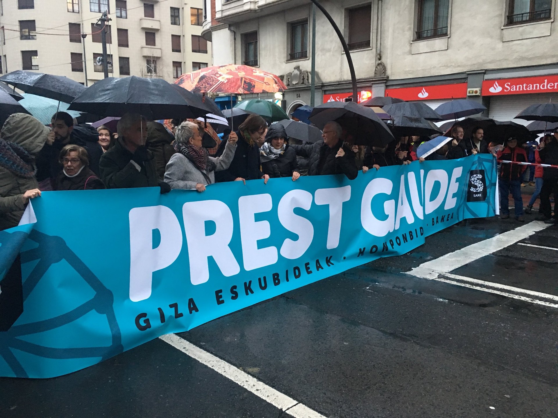 Milaka lagunek abiatu dute presoei elkartasuna adieraziz manifestazioa