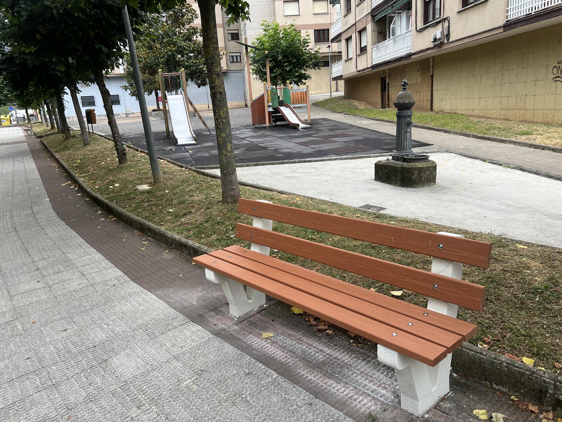 Kaleko eserlekuak konpontzera, usoak kontrolatzera eta beste behar batzuetara dirua bideratu du Udal Gobernuak