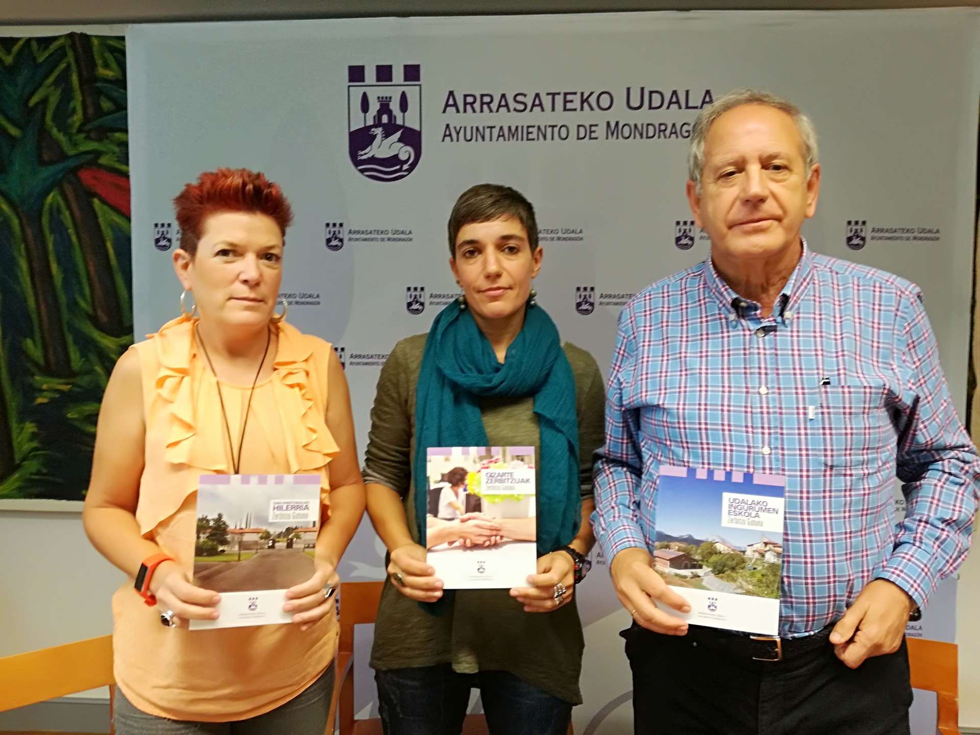 Hiru udal zerbitzuren kalitatea bermatzeko gidak aurkeztu dituzte