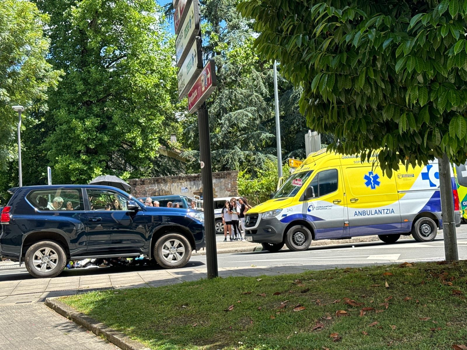 Auto batek haur bat harrapatu du Bidaurretako biribilgunean