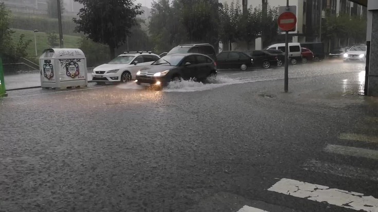 Sekulako euri zaparrada bota du Debagoienean ere