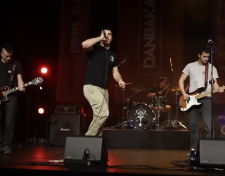 Faxismoaren aurkako kolpeak eta doinuak entzungo dira biharko Antifa Egunean