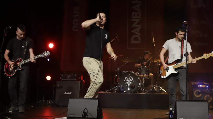 Faxismoaren aurkako kolpeak eta doinuak entzungo dira biharko Antifa Egunean