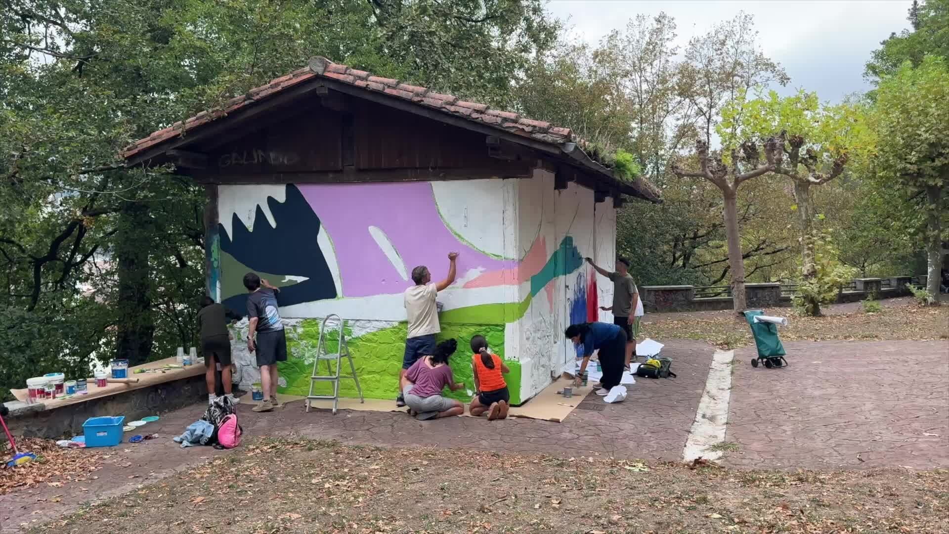 Santa Barbarako etxola margotzen hasi dira