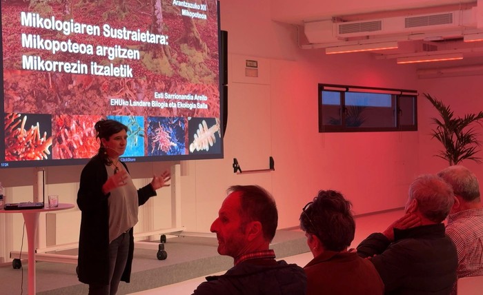 Esti Sarrionandiaren hitzaldiarekin abiatu dute Mikopoteoa