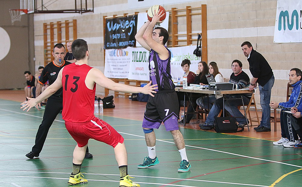 Partidu txarra jokatu arren, garaipena lortu du MUk (72-68)