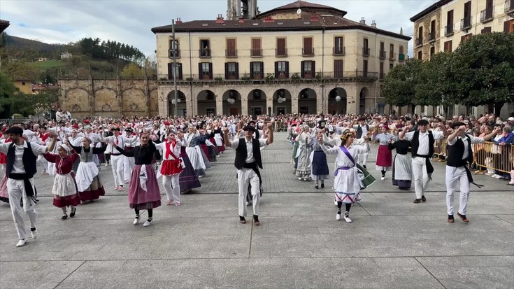 Belaunaldi ezberdinak elkartuta, Oñatz dantza taldearen 55. urteurrena ospatzeko