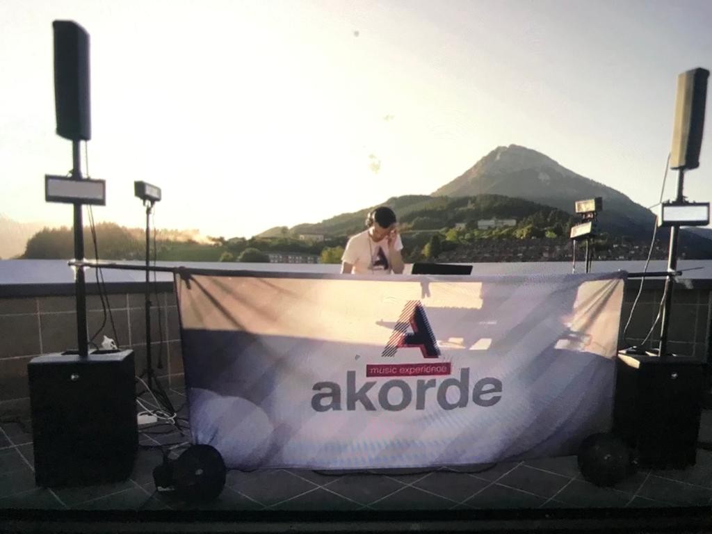 Erdiko Kaleko azken-balkoi festa, herriko komertzioekin eta euskararekin bat
