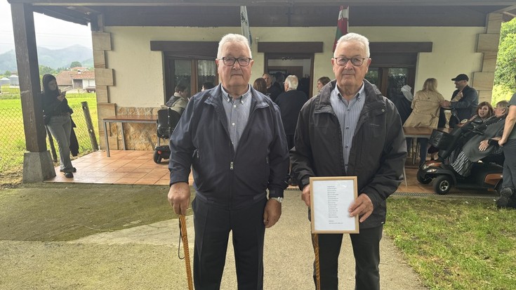 Bixente eta Jose Mari Kortabarria anaiek oroigarria jaso dute Oñatiko Asentzio jaietan