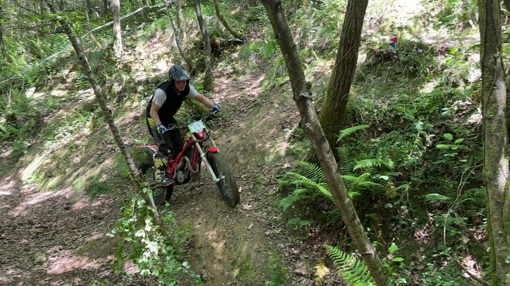 Moto gidariek trial saio ikusgarria egin dute Antzuolan