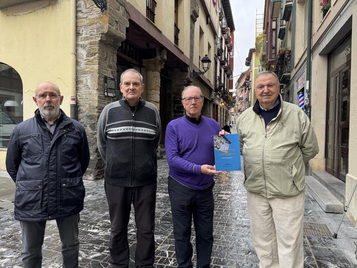 'Armarriak jauregietan eta etxeetan Arrasaten' liburua ondu dute