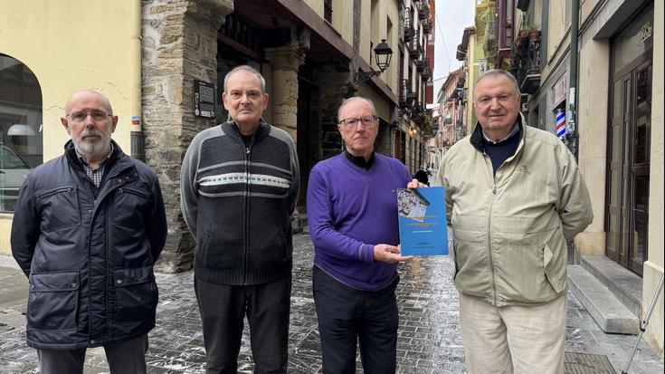 'Armarriak jauregietan eta etxeetan Arrasaten' liburua ondu dute