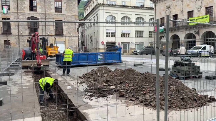 Albisteak: Astelehenean hasi eta bost hilabetez obrak Bergarako San Martin plazan