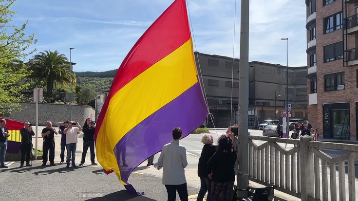 Espainiako Errepublika gogoratu dute Arrasaten, bandera igotzearekin