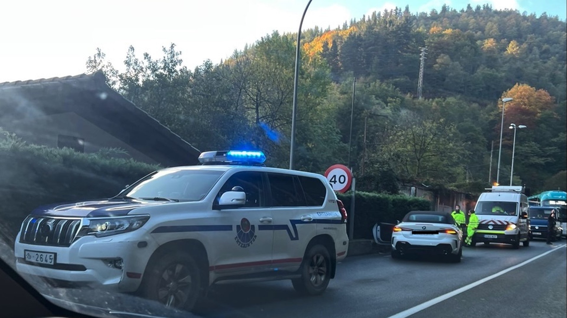 Auto batek istripua izan du Bergaratik Elorregira bidean