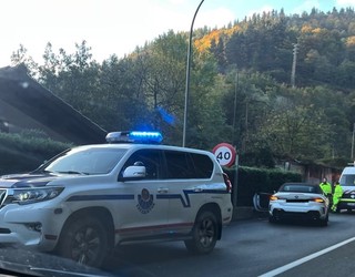 Auto batek istripua izan du Bergaratik Elorregira bidean