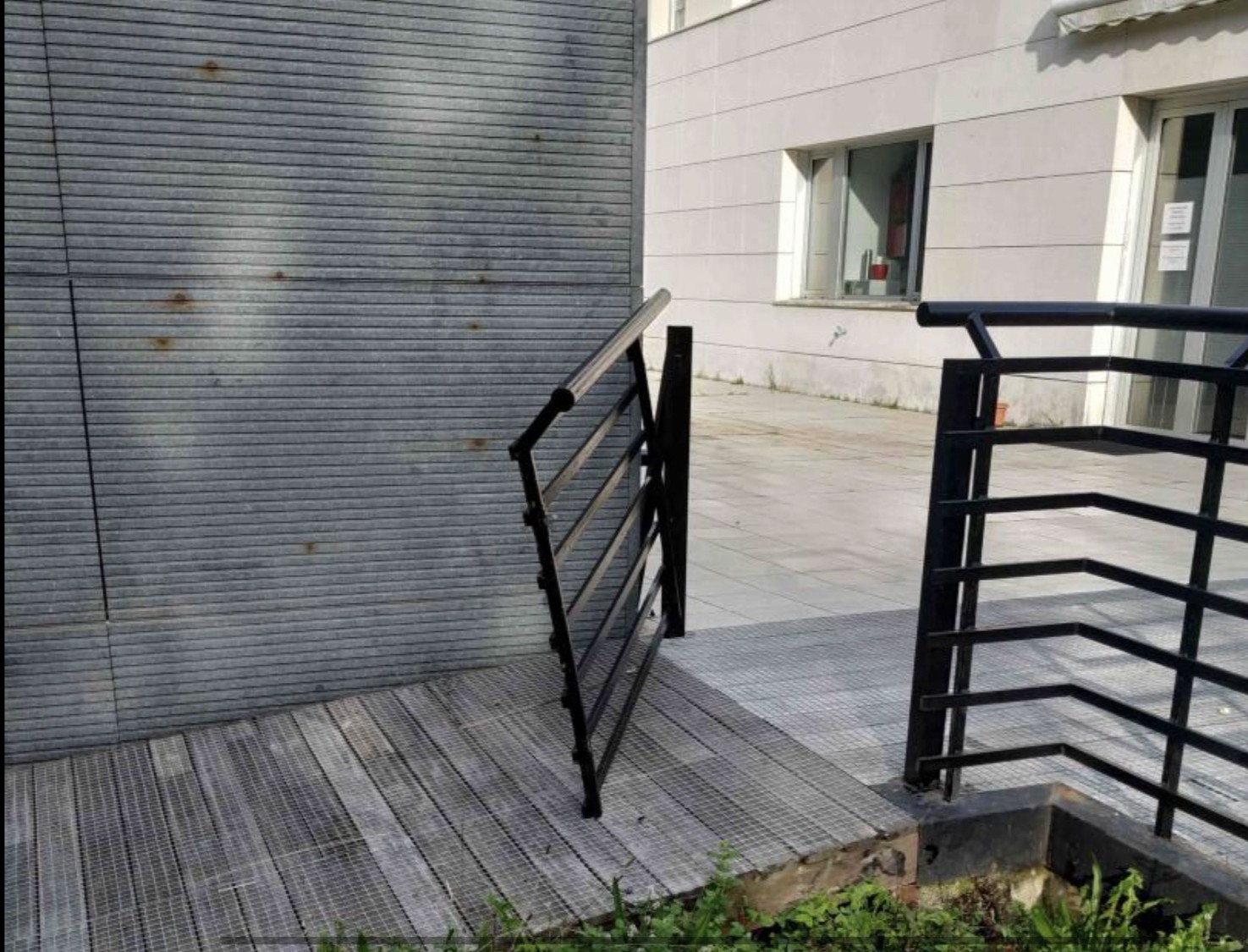 Burdinazko atea, kolpatuta eta apurtuta