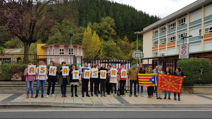 Euskal sindikatuek deitutako elkarretaratzearekin bat egin dugu Luis Ezeizan