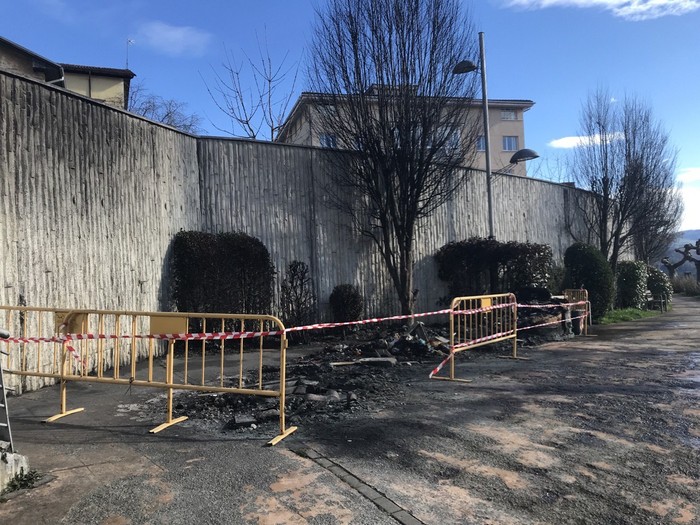 Bost edukiontzi erre dituzte Elgetan gauean