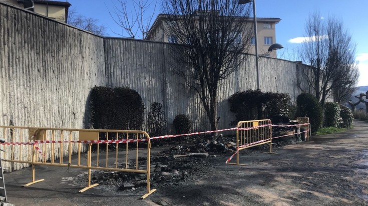Bost edukiontzi erre dituzte Elgetan gauean