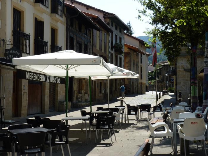 Espainiako Gobernuak zuzenketa egin du: lehen fasean, terrazen edukiera %50era mugatuko dute