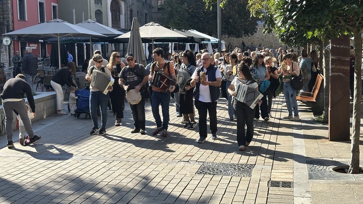 Trikiti eta pandero doinuek hartu dituzte Bergarako kaleak